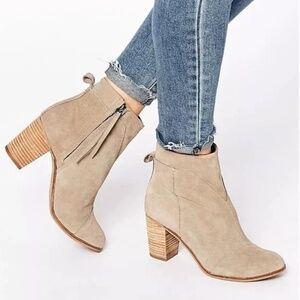 TOMS Lunata Suede Distressed Stacked Heel Ankle Bootie Size 8